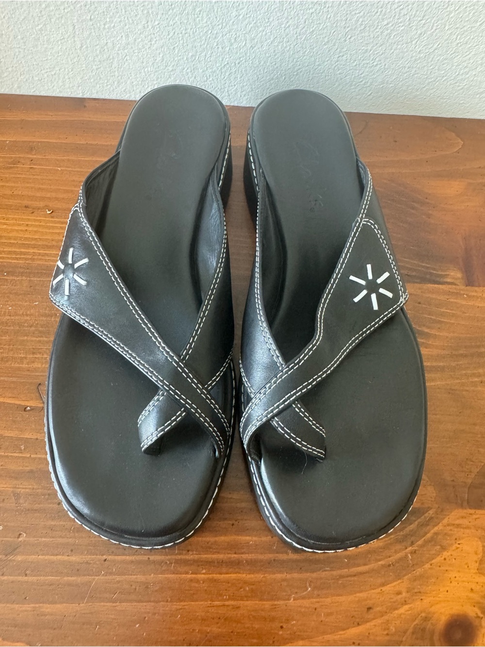 Clarks Y2K 2003 Chunky Leather Sandals Style Black & White Sandals size 8M.